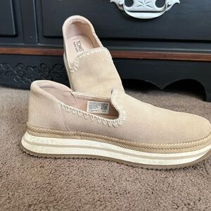 Step into Soting with Style! Toms Beige Espadrille Platform Slip-On Sneakers